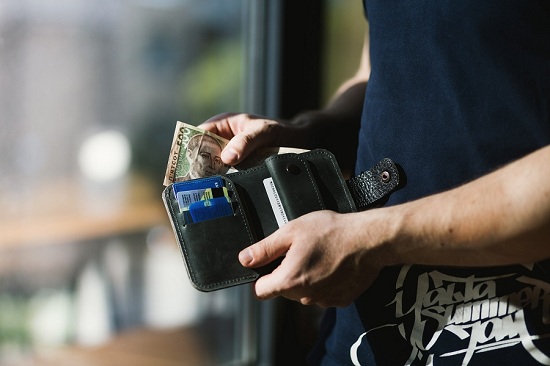 Bỏ tiền vào ví có ngăn khóa kín giúp tiết kiệm tiền hiệu quả